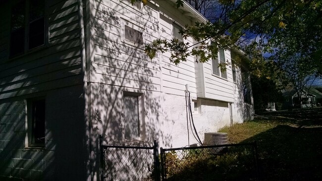 Building Photo - 900 S Cedar Ave
