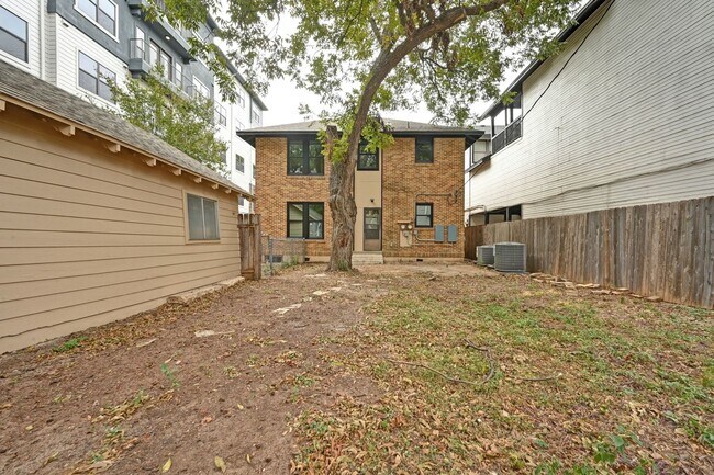 Building Photo - Top of the line House in West Campus for A...