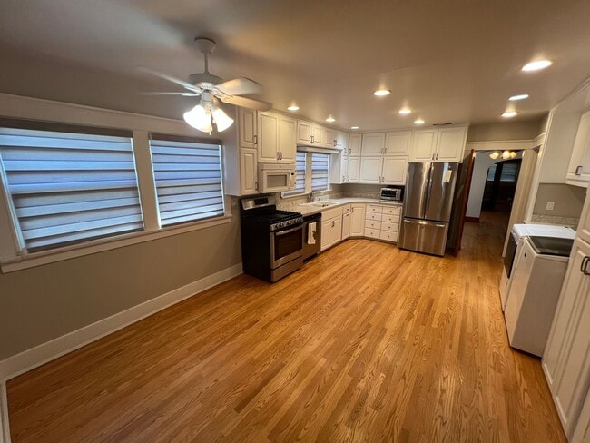 Building Photo - Fabulous 4 Bed 2 Bath One Story Craftsman ...