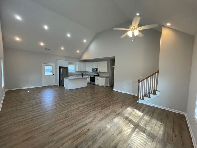 Building Photo - 5 Bed Home Available August 2026!