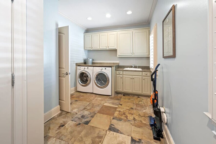 Building Photo - 146 Wildwood-SI ID1594703P