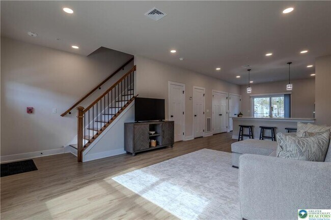 Building Photo - 1411 Greenview Dr