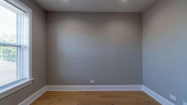 Building Photo - 5406 N Paulina St