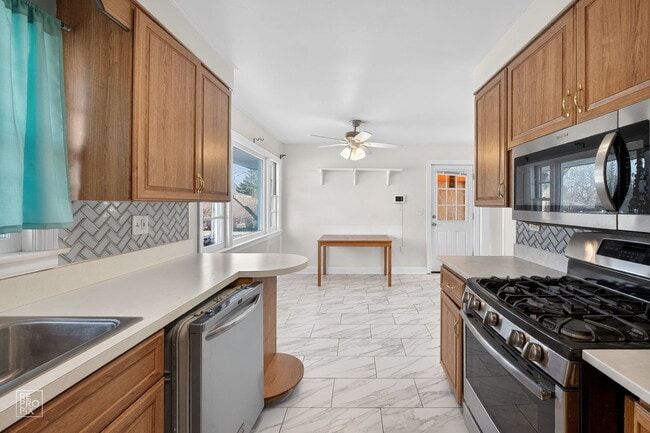 Building Photo - 304 E Golf Rd