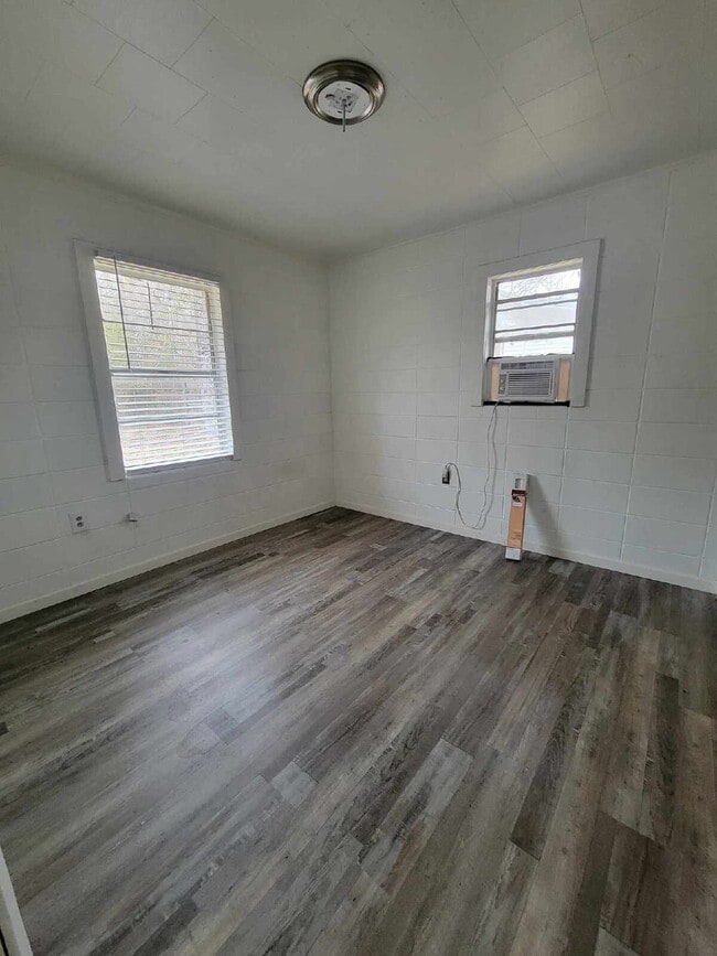 Building Photo - 2/1 located in Leakesville