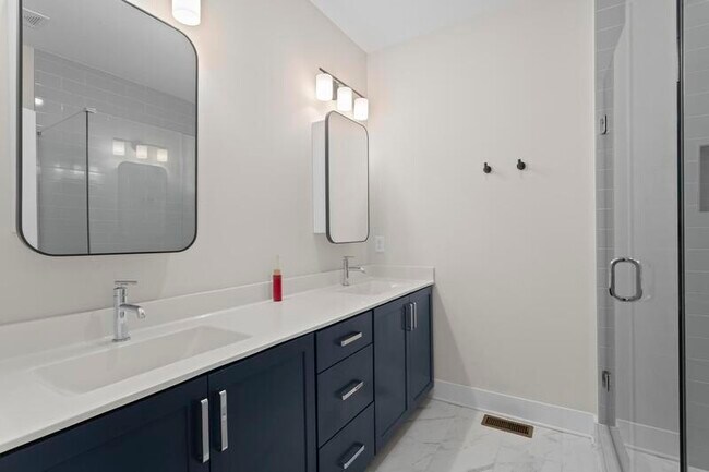Building Photo - 1066 Crest Cir SE