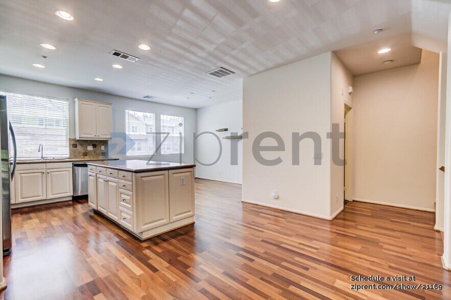 Building Photo - 39 Sheridan Ln