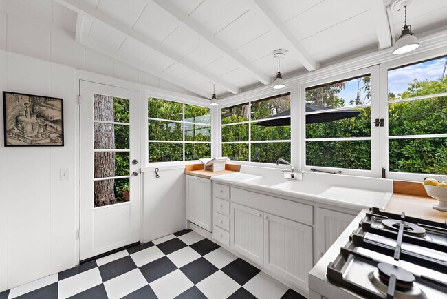 Building Photo - Classic Modern Cottage in Laguna Village