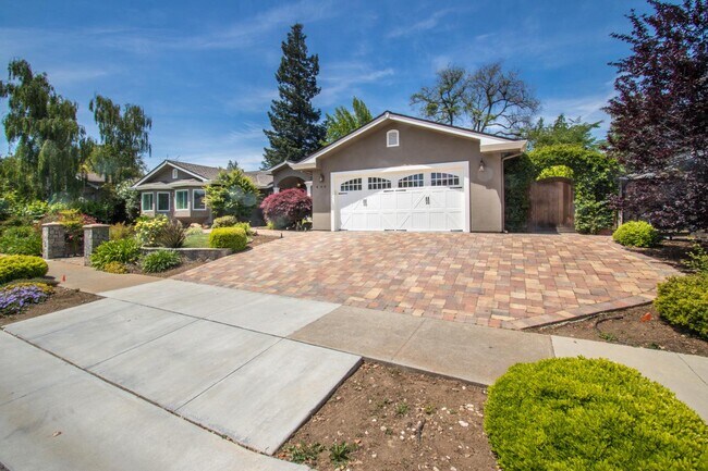 Building Photo - 446 Guadalupe Dr