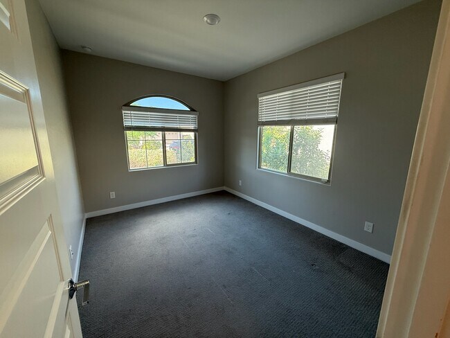 Building Photo - 327 W Tamarack Dr