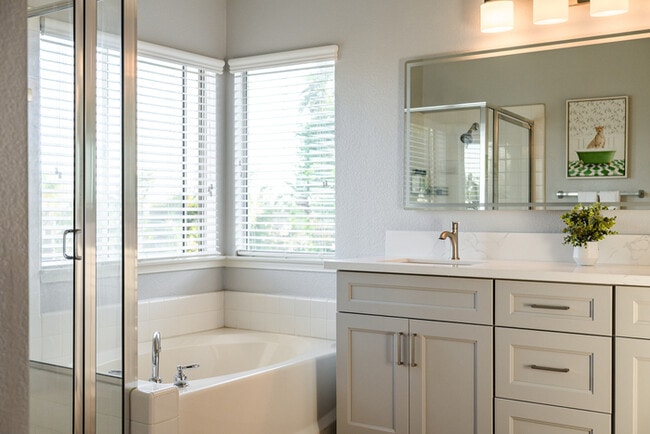 Building Photo - 10919 Mirador Dr