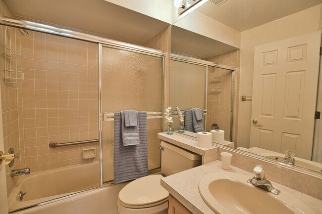 Building Photo - Seasonal Short-Term 3 Bedroom 3 Bathroom Home in The Patio Homes of Chestnut Creek!