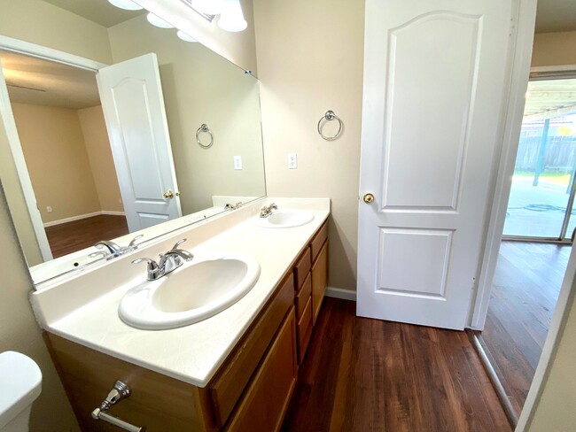 Building Photo - $2,295 Beautiful 3 Bedroom Home- Valentine...