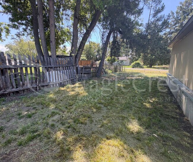 Building Photo - Two Bedroom House with Bonus Room Located ...