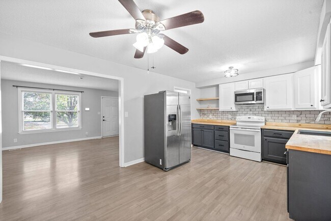 Building Photo - 1804 Palamino Dr