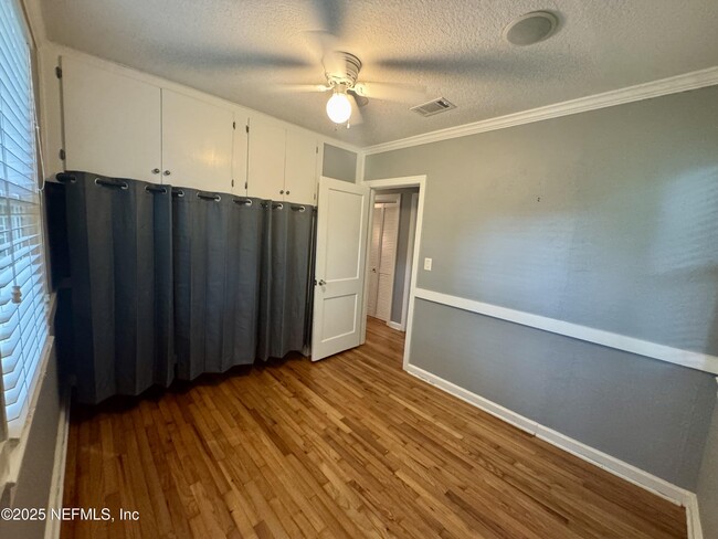 Building Photo - 1327 Azalea Dr