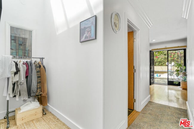 Building Photo - 1051 S Stanley Ave