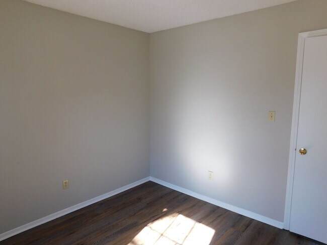 Building Photo - 5820 Briarwood - Ready for move in!!
