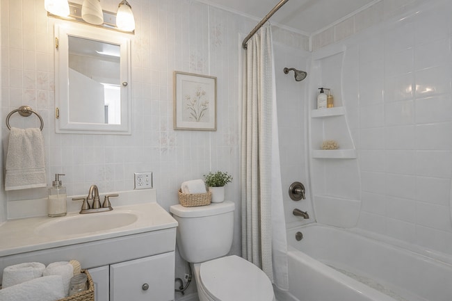 Building Photo - 533 W 8th St