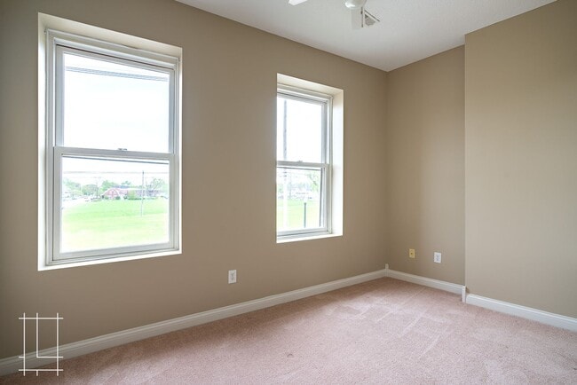 Building Photo - 225 E 5th Ave