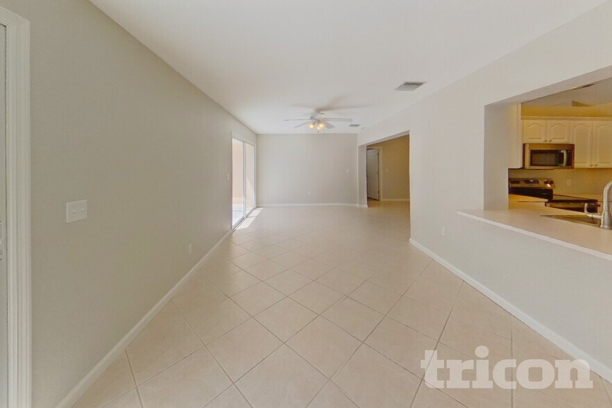 Building Photo - 14980 Crown Dr