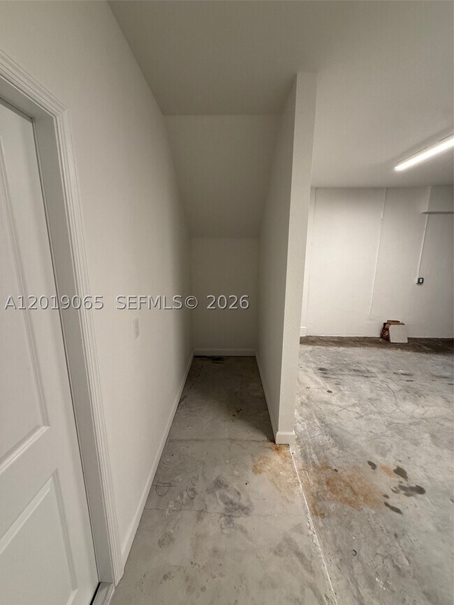 Building Photo - 4957 Oakmont Dr