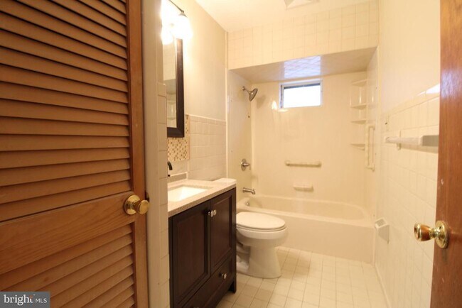 Building Photo - 42 Bismarck Ave