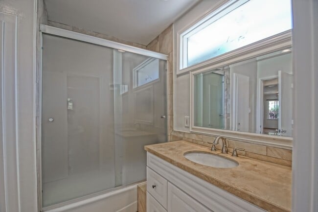 Building Photo - Incredibly Charming & Bright 3BR2BA Home w...