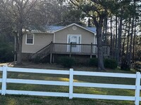 Building Photo - Cute cottage on piling across the road fro...