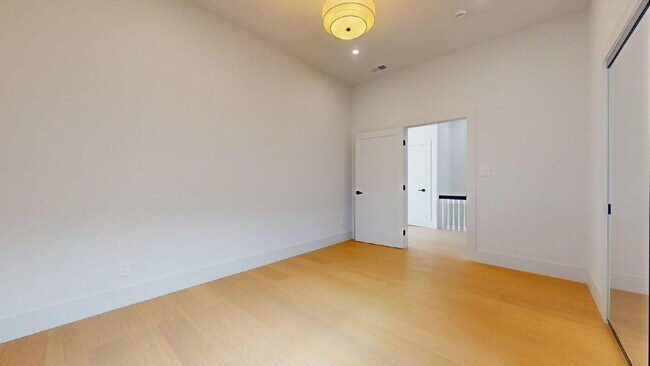 Building Photo - Modern, Convenient, Bright, Renovated 3BR/1BA Top Floor Flat with Dishwasher & In Unit Laundry