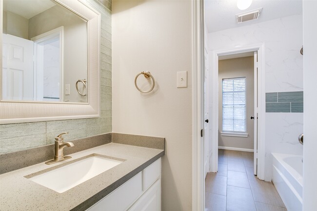 Building Photo - 5125 Carriage Bend Dr