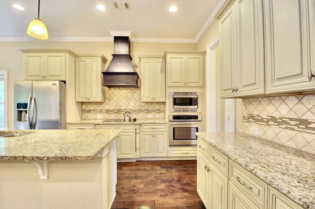 Building Photo - Spacious 4 Bed, 2.5 Bath Home in Desirable Lundy Chase