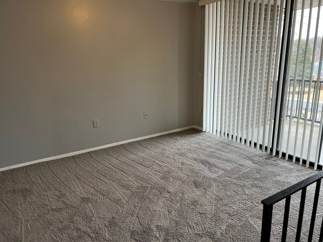 Building Photo - Spacious 1 Bedroom Adjacent to METRO