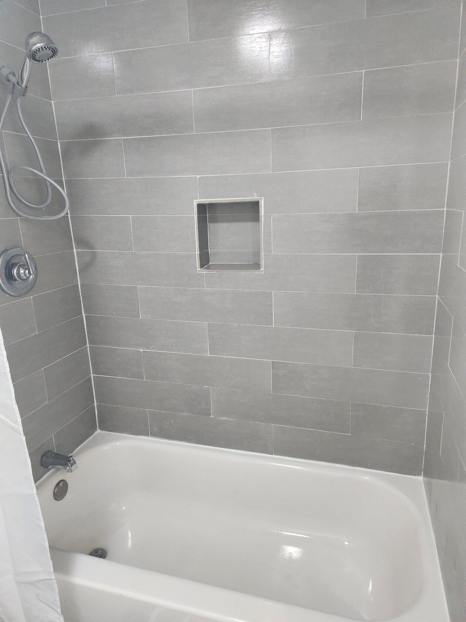 Full bathroom (Upstairs) - 4716 Hemlock Cir