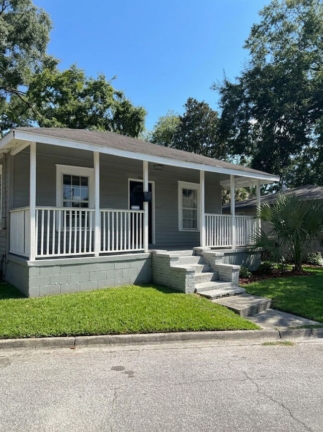 Building Photo - 904 Moray St