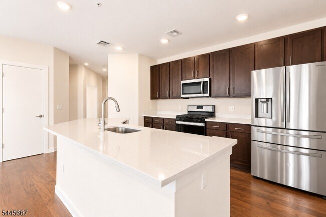 Building Photo - 723 Lorhan Dr