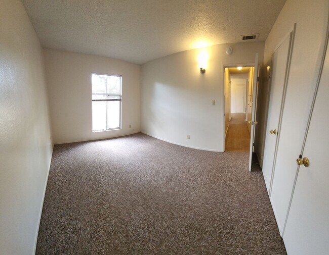 Building Photo - 4 bed 2 bath spacious home with 2 car garage in SLO!