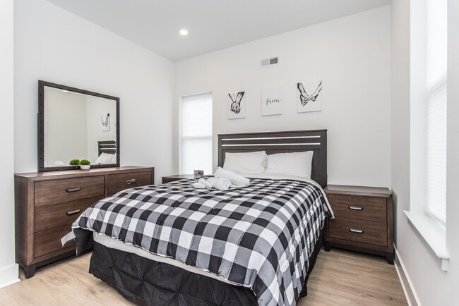 Building Photo - 2435 Master St