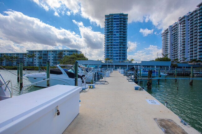 Building Photo - 18021 Biscayne Blvd