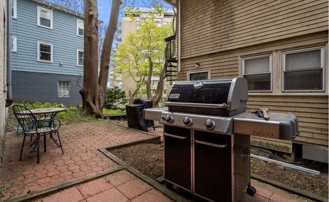 Building Photo - Gorgeous 3 bedroom unit in Brookline!