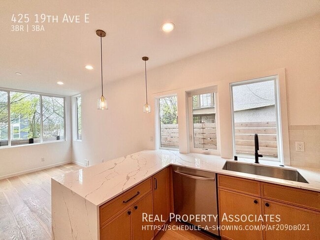 Building Photo - 425 19th Ave E