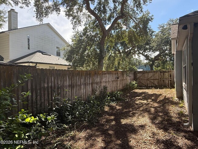 Building Photo - 2418 Hydrangea St
