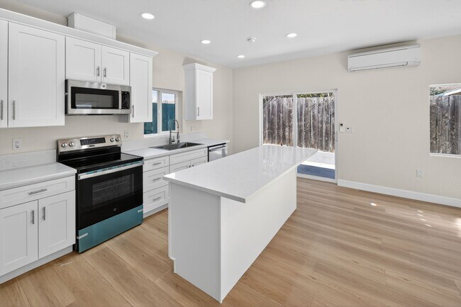 Building Photo - 8090 Flanders Dr