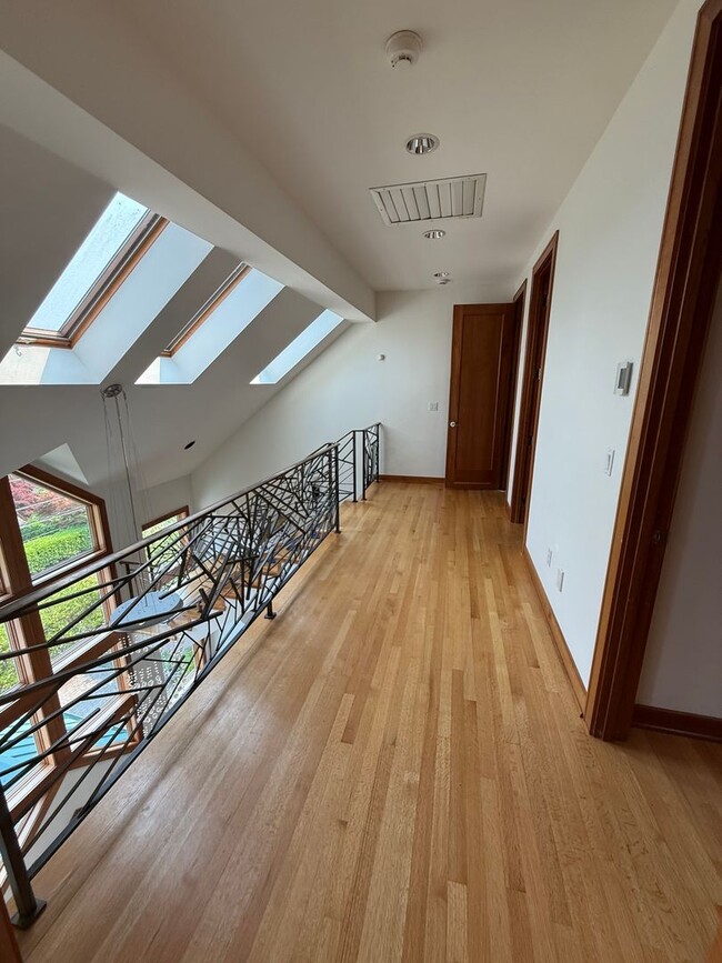 Building Photo - 7275 N Mercer Way