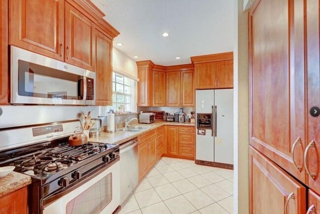 Building Photo - 1811 NE 43rd St