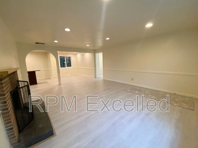 Building Photo - 3216 S 208th St