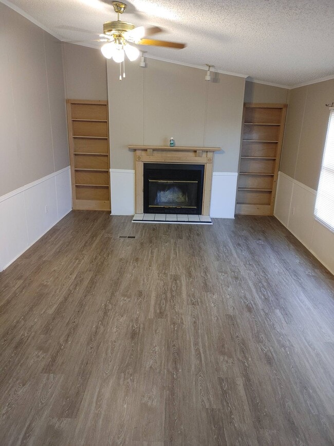 Building Photo - 402 Country Walk Ln