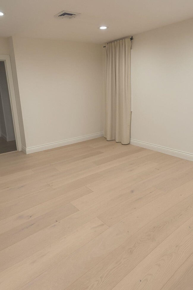 Building Photo - 996 Palisade Ave