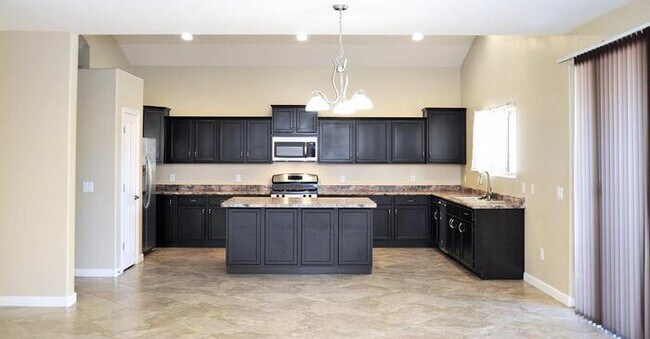 Building Photo - Amazing 2-Story Home