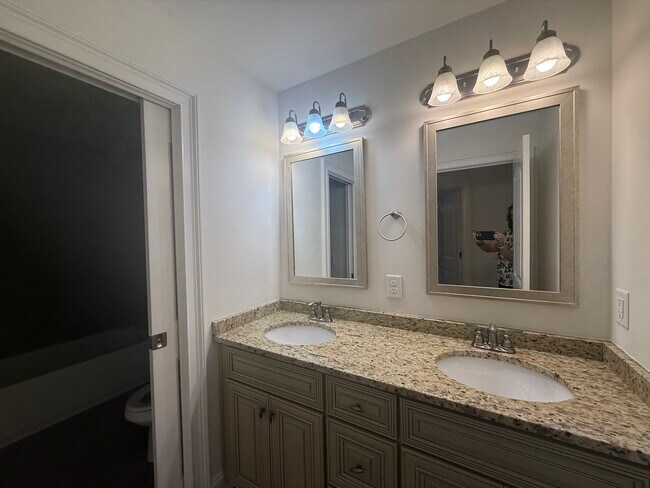 Building Photo - 2423 Deer Run Ct